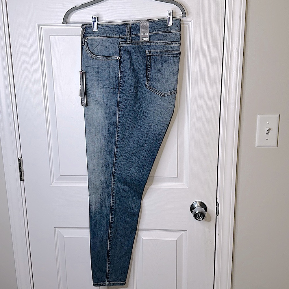 Don’t miss OUT 👀! NWT - fresh pair of skinny 👖 anyone? These are premium ultra